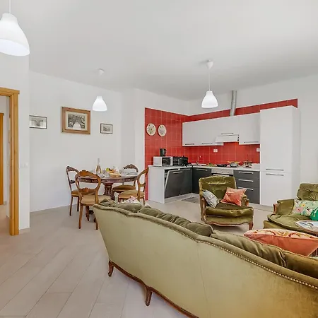 Casa Adelina, Center Apartment With Private Garden - Happy Rentals * Stresa