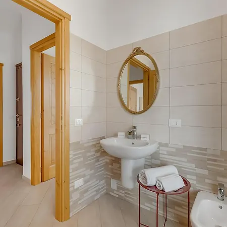 Casa Adelina, Center Apartment With Private Garden - Happy Rentals Lejlighed
