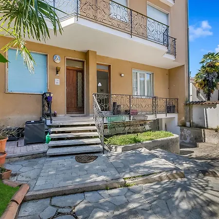 Casa Adelina, Center Apartment With Private Garden - Happy Rentals *